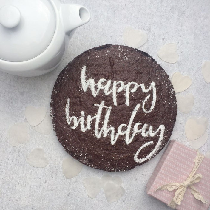 DIY Anleitung für einen personalisierten Kuchen mit Handlettering - geht zum Geburtstag genau so wie auch zu sonstigen Anlässen