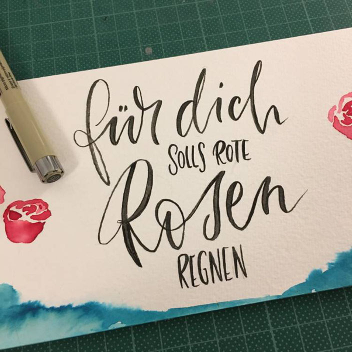 Handlettering DIY Idee für eine Flaschenbanderole Wein: Für dich solls rote Rosen regnen mit Brushpen schreiben