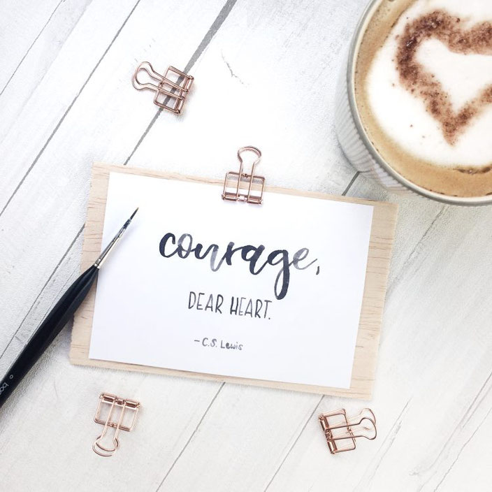 Handlettering: courage, dear heart. C.S. Lewis (Lettering von letterlaune für die Letter Lovers)