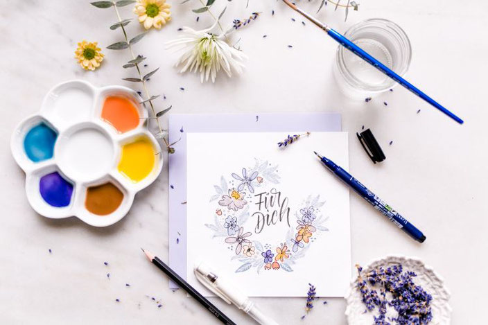 Für dich: Handlettering mit Blumenkranz (Lettering von papier.liebe bei den Letter Lovers)