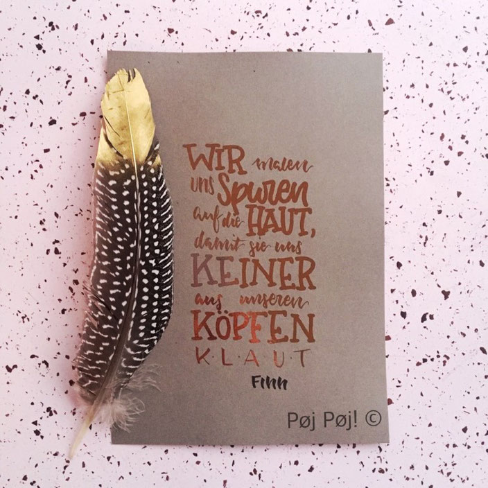 Handlettering: Wir malen uns Spuren auf die Haut, damit sie uns keiner aus unseren Köpfen klaut. Finn - Lettering von poejpoej bei den Letter Lovers
