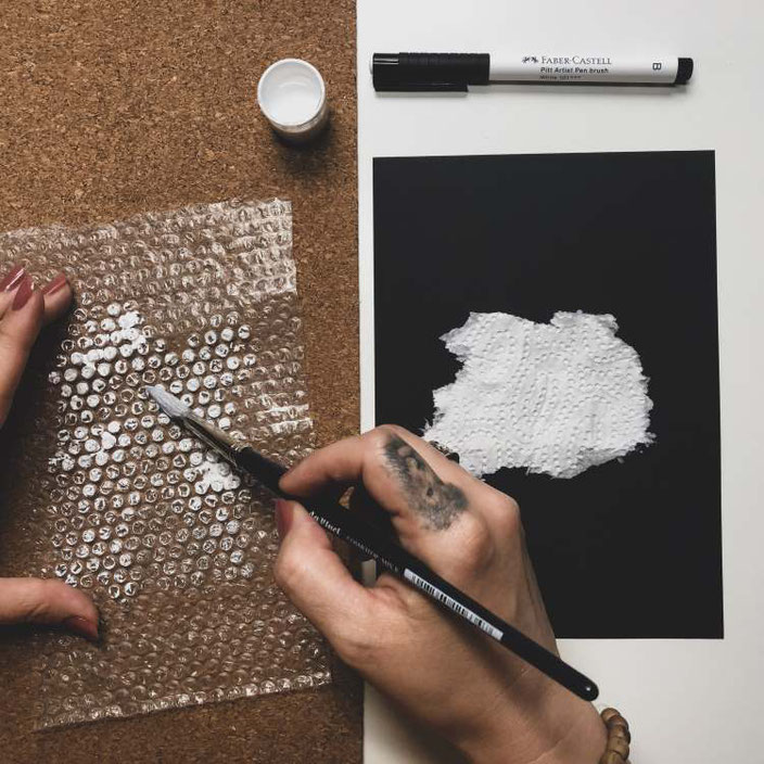Noppenfolie als Hintergrund für ein Handlettering brauchen: Mit Farbe auf die Folie malen