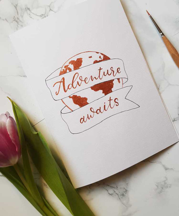 Handlettering mit Weltkugel: Adventure awaits