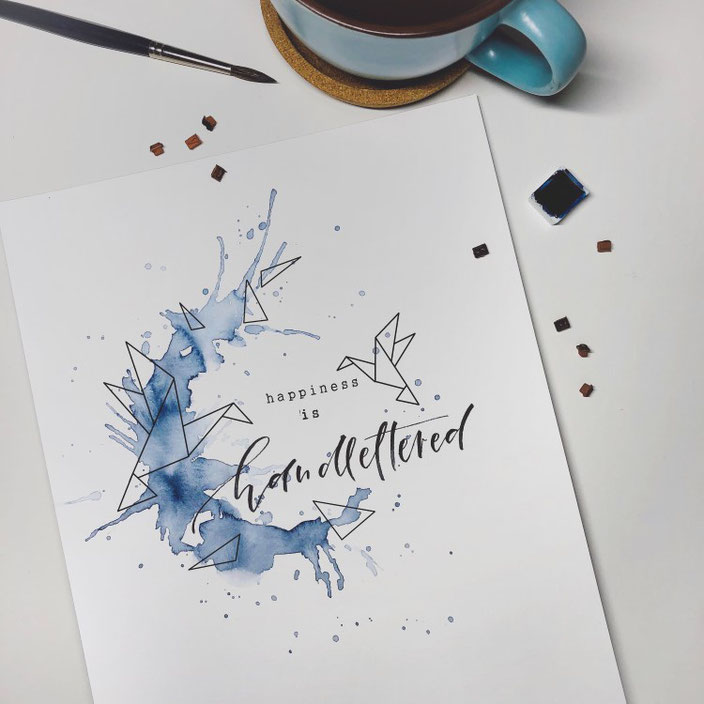happiness is handlettered: Handlettering mit Aquarellspritzer