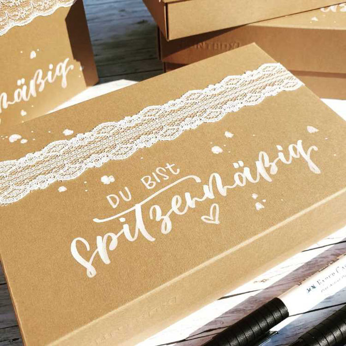 weisses Handlettering auf einer Box - du bist spitzenmässig (Lettering von letterling für die Letter Lovers)