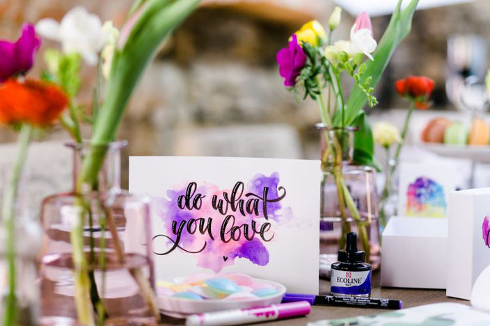 do what you love - Handlettering mit Aquarellhintergrund (von papier.liebe für die Letter Lovers)