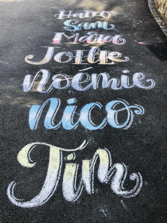 Strassenkreidelettering mit verschiedenen Namen - Lettering von Namen auf der Strasse mit Kreide