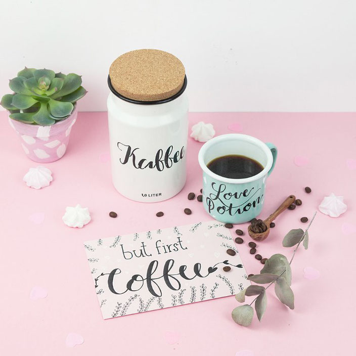 Handlettering Kaffee - auf Tasse, Karte und Kanne. Letterings von frau.liebling bei den Letter Lovers