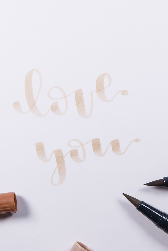 Anleitung Brushlettering verblenden - Schritt 1: Wort in heller Farbe schreiben