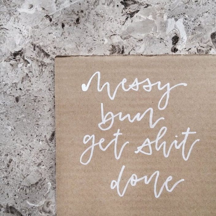 Handlettering: messy bun get shit done. Lettering von lisa_pisa_lettering bei den Letter Lovers