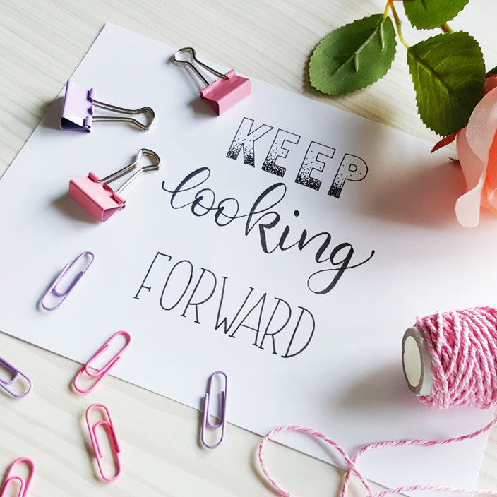 Handlettering: keep looking forward für den Lettering Guide für Anfänger
