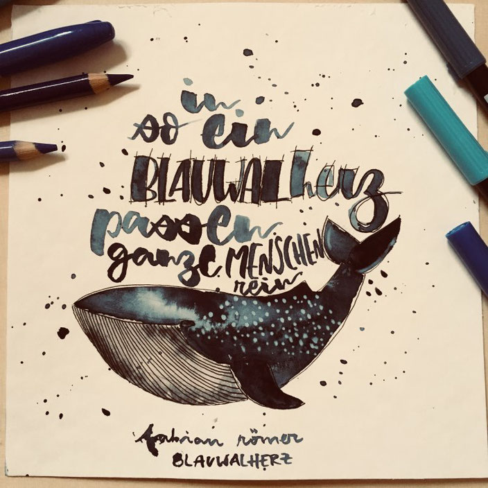 Handlettering mit Aquarell Wal: in so ein Blauwalherz passen ganze Menschen rein (Lettering von jennysordon bei den Letter Lovers)