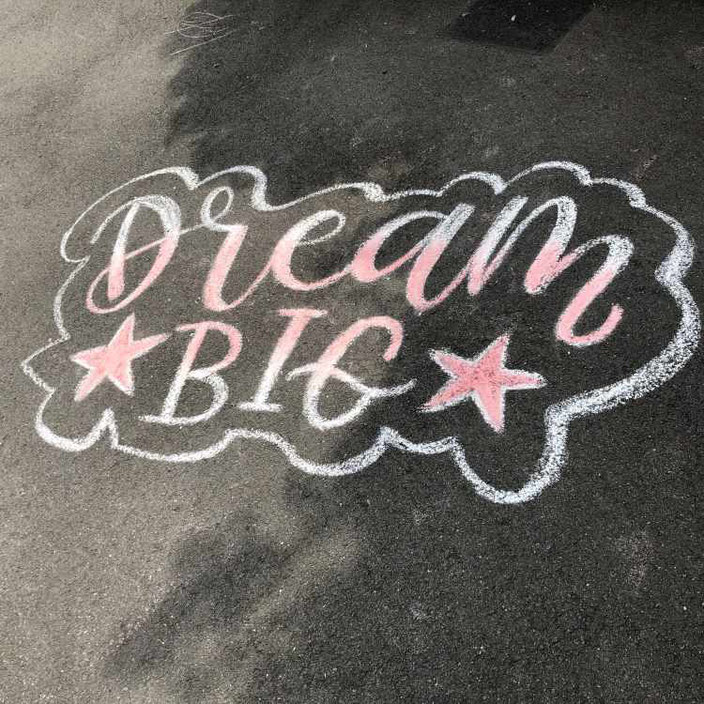 Strassenkreide Lettering mit Farbverlauf: Dream big
