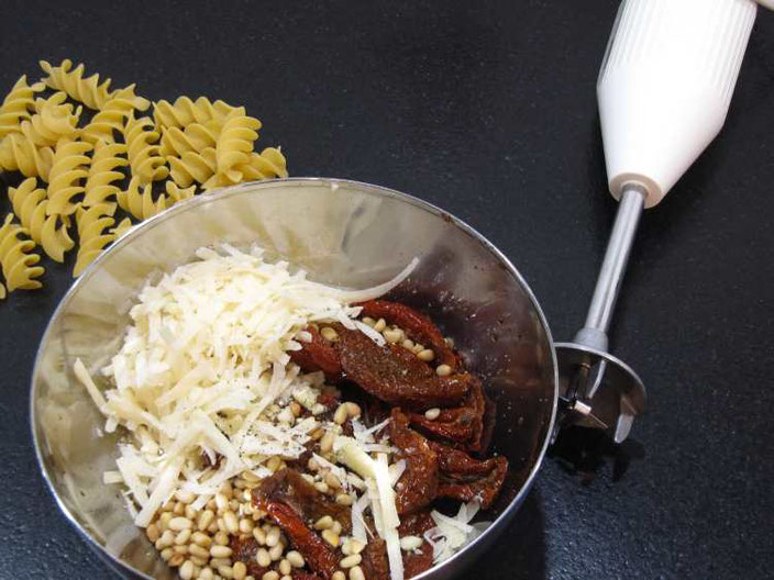 Pesto Rosso - Anleitung für ein leckeres Geschenk aus der Küche