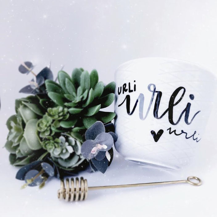 Urli auf eine Tasse gelettert - Handlettering von sketchedbytanja bei den Letter Lovers
