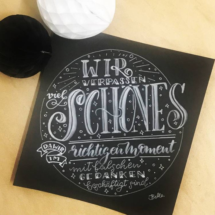 Handlettering Spruch: Wir verpassen viel schönes... (Lettering von bellalettern bei den Letter Lovers)