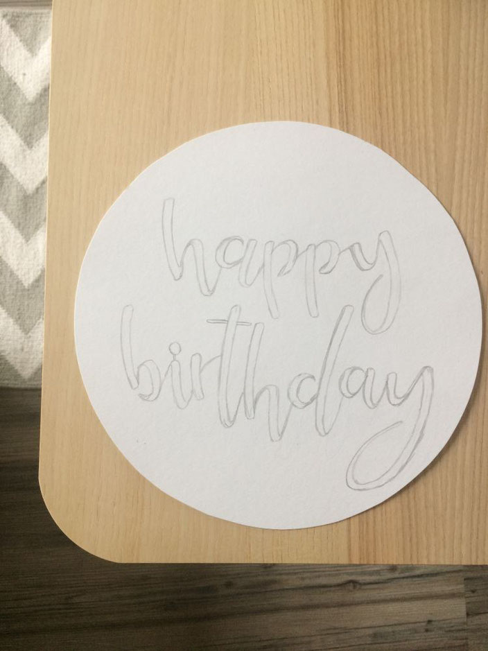 Anleitung: Handlettering für einen personalisierten Geburtstagskuchen - das happy birthday vorschreiben