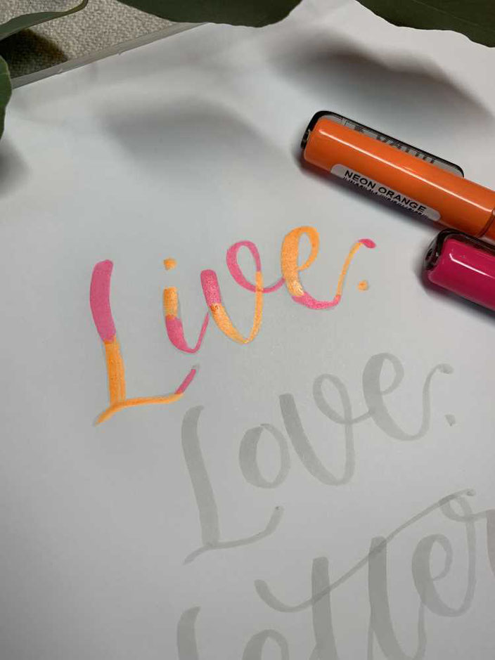 Lettering mit neon Farben verblenden - Schritt 1: Farben auftragen
