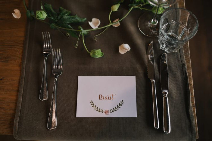 Kalligraphie Tischkärtchen für eine Hochzeit: Braut (Foto von Rebecca Krebs Photography)