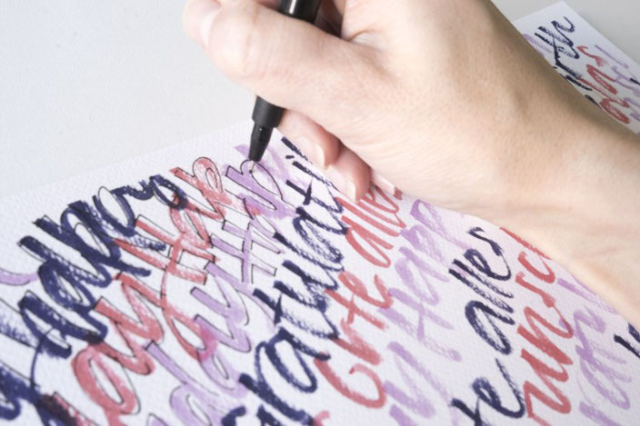 Happy Birthday Karte - lockeres Lettering umrahmen mit einem Fineliner