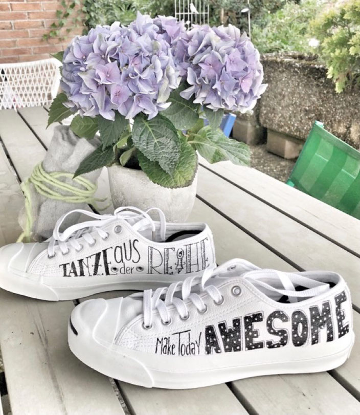 Lettering auf Schuhen: Tanze aus der Reihe - Make today Awesome