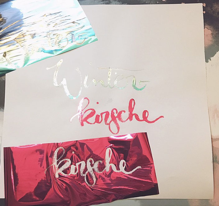 Handlettering Anleitung: Wie du ganz einfach dein Lettering folieren kannst ohne einen Laserdrucker. Beispiel: Lettering Winterkirsche