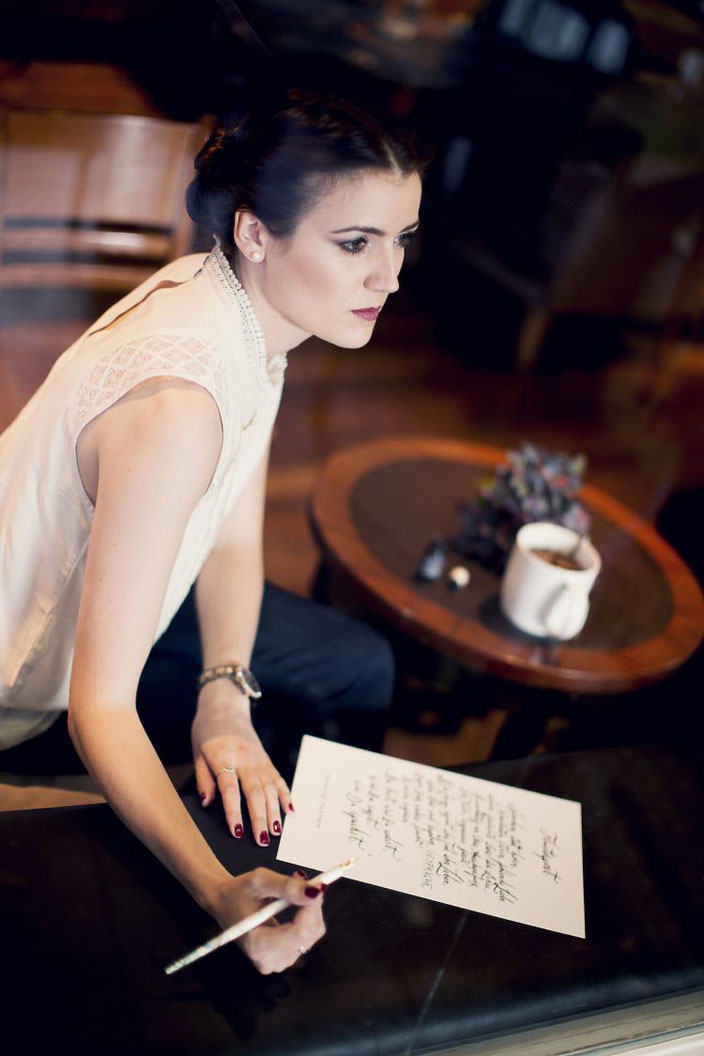 Letter Lovers Jeannette Mokkosch mit Kalligraphie (Foto: What A Youful Picture)