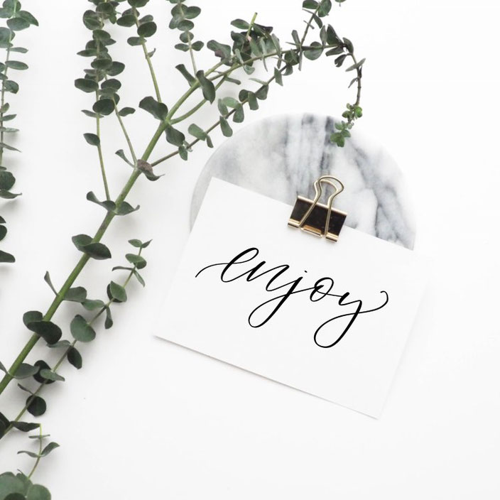 Brushlettering enjoy (fabletters bei den Letter Lovers)
