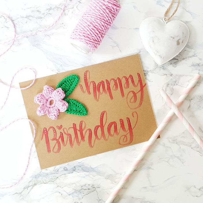 Handlettering mit Häkelblume - Karte Happy Birthday