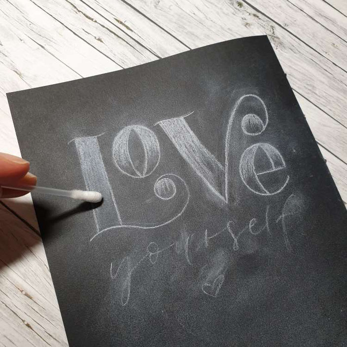 Anleitung für ein Kreidelettering auf Papier - verwische deine Kreidestriche mit einem Wattestäbchen