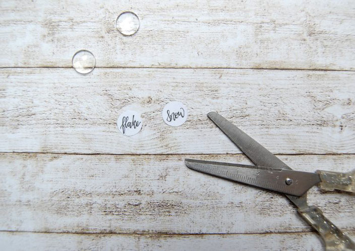 Cabochon Ohrringe selber machen mit Handlettering - Schritt 3 - Papier ausschneiden