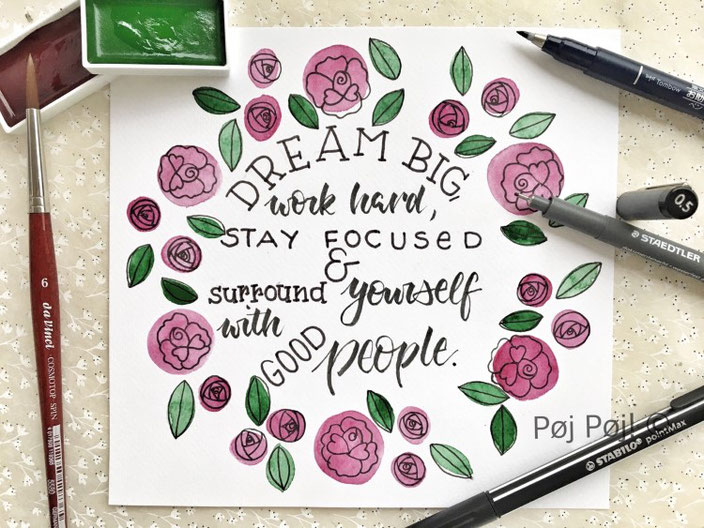 Lettering: Dream big, workd hard, stay focused and surround yourself with good people. Handlettering von poejpoej mit Blumen für die Letter Lovers.