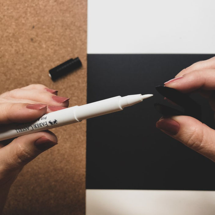 Lettering Trick: So einfach kannst du die Spitze von deinem Brushpen (Pitt Artist Pen) austauschen - einfach Spitze vorsichtig mit der Pinzette herausziehen