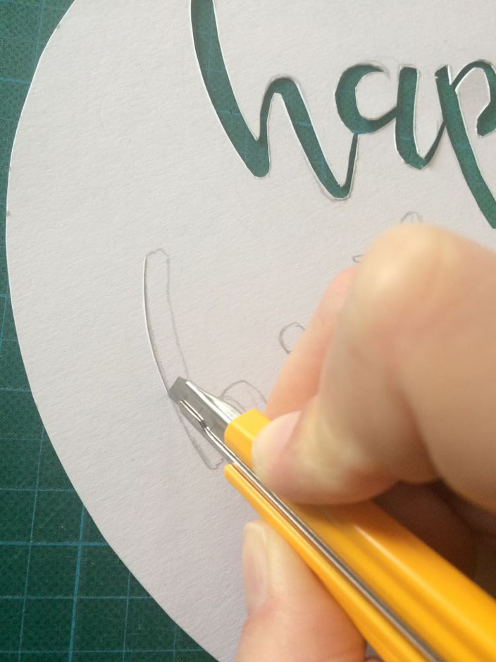 Handlettering ausschneiden für einen personalisierten Kuchen mit Lettering