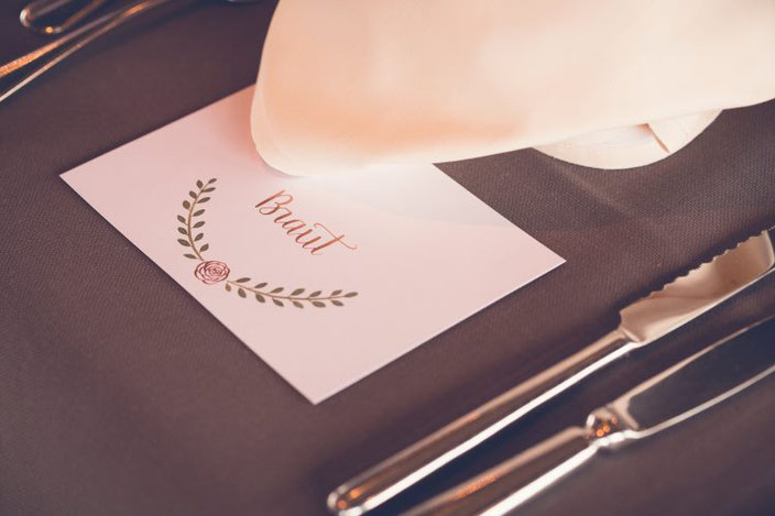 Handlettering Tischkärtchen für eine Hochzeit - die Braut (Foto von TW-Fotoart)