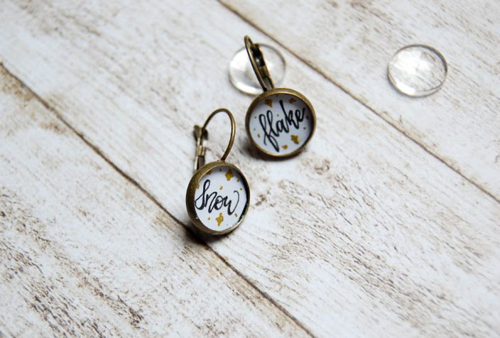 DIY Anleitung für selbstgemachte Cabochon Ohrringe mit Handlettering - Schritt 4: festkleben