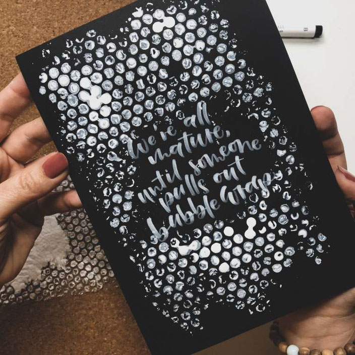 Handlettering Hintergrund mit Noppenfolie gestalten - weiss in weiss und ein toller Effekt