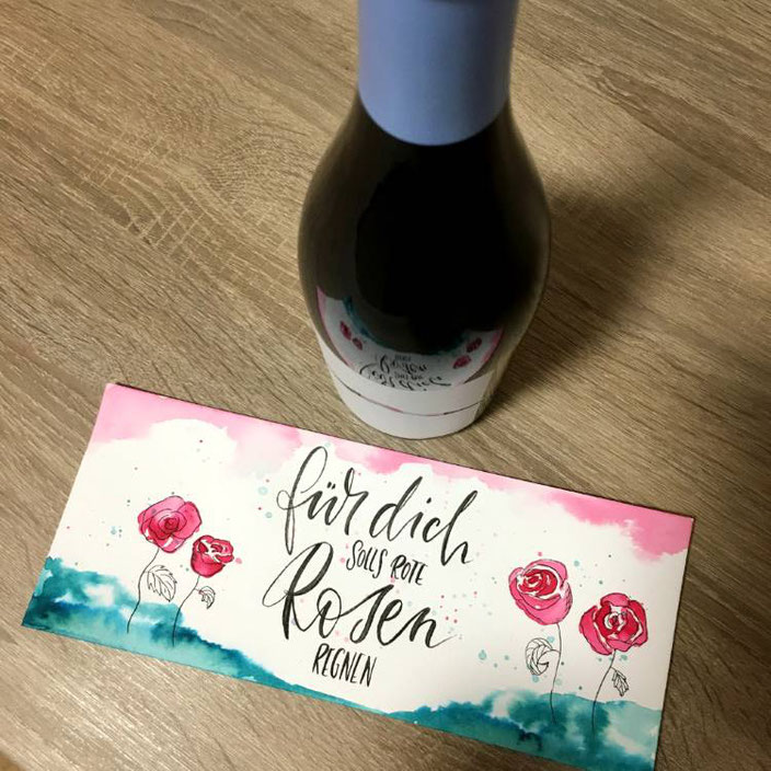 DIY Geschenkidee mit einer Anleitung: Wie du ganz einfach eine Weinflaschenbanderole mit Handlettering und Watercolor gestalten kannst
