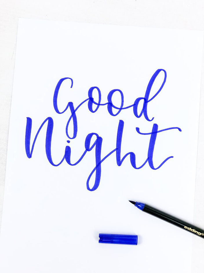 Handlettering Anleitung: Sternchen Effekt - Schritt 1: Schreibe das Wort in einer dunklen Farbe