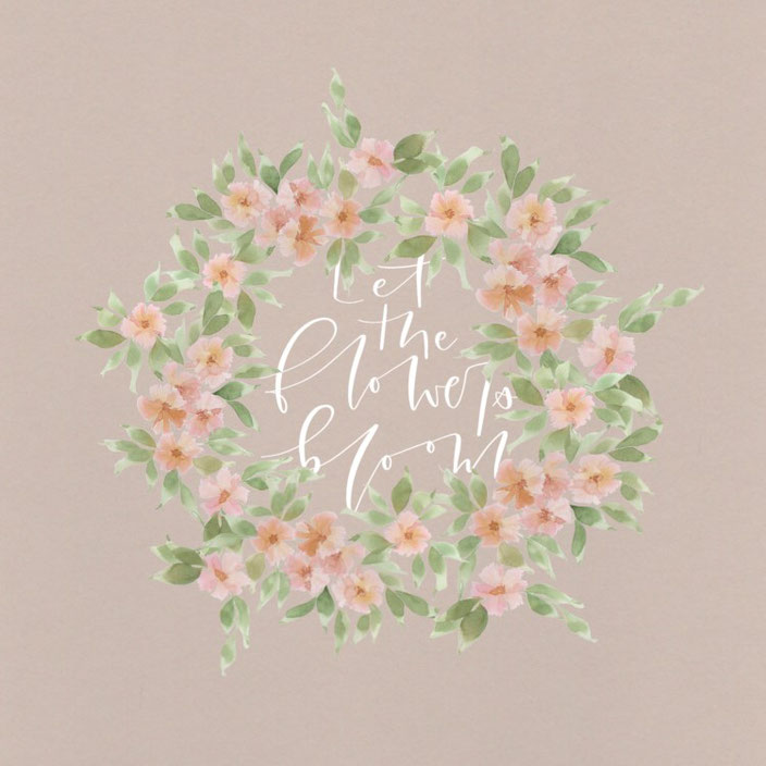 digitales Lettering mit Blumenkranz: let the flowers bloom