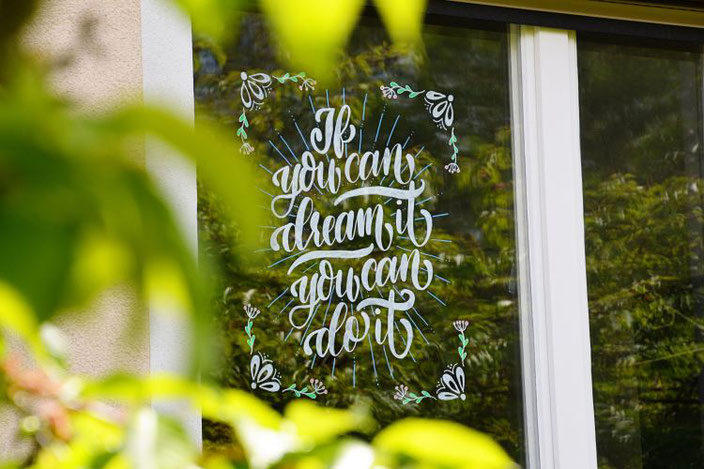 Lettering an der Fensterscheibe: If you can dream it you can do it (Handlettering von papier.liebe für die Letter Lovers)