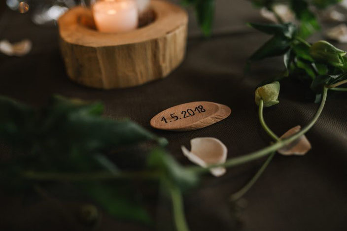 Foto Shooting mit einem geletterten Datum auf einem Holzplättchen (Foto von Rebecca Krebs Photography)