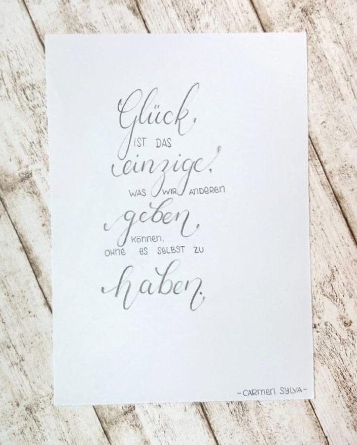 Lettering Spruch: Glück ist das einzige, was wir anderen geben können, ohne es selbst zu haben. (Handlettering von vanessa_sternenwind für die Letter Lovers)
