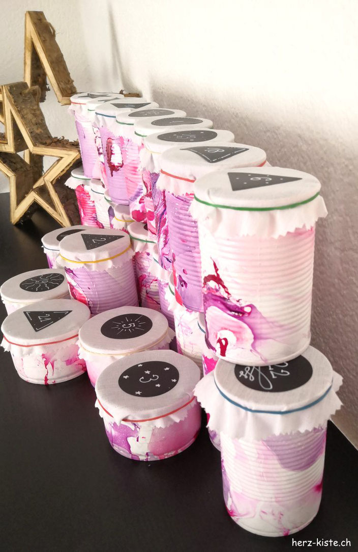DIY Adventskalender aus alten Blechbüchsen und mit Nagellack marmoriert