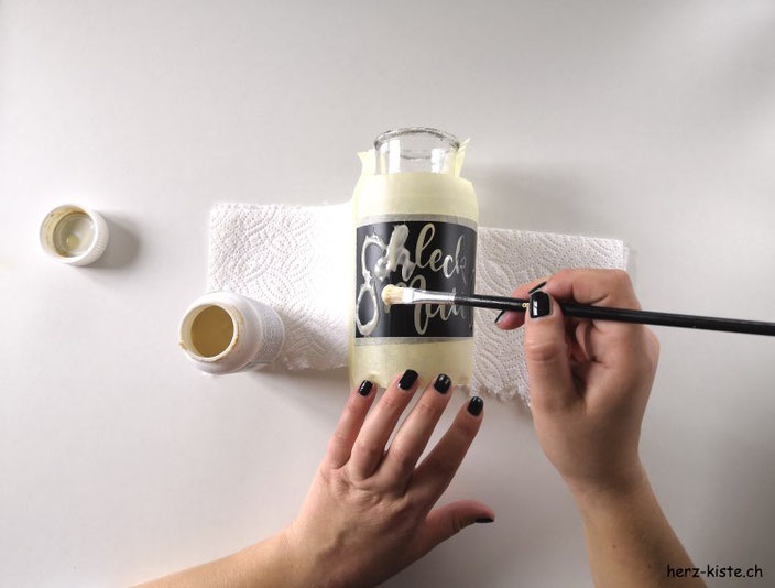 DIY Anleitung um dein individuelles Lettering mit Ätzpaste auf ein Glas einzuätzen - dicke Schicht Ätzpaste aufs Glas