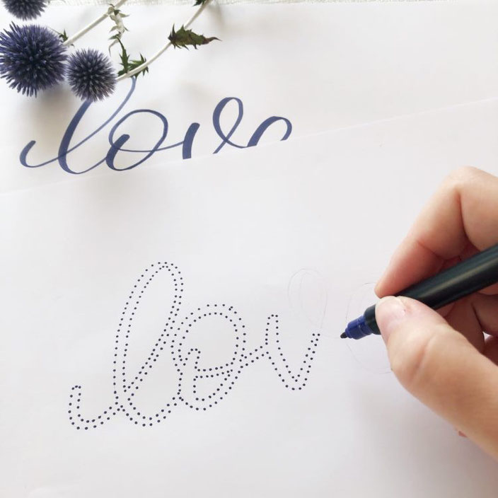 Lettering Anleitung für ein Negativlettering mit Punkten - entlang der Linie punkten