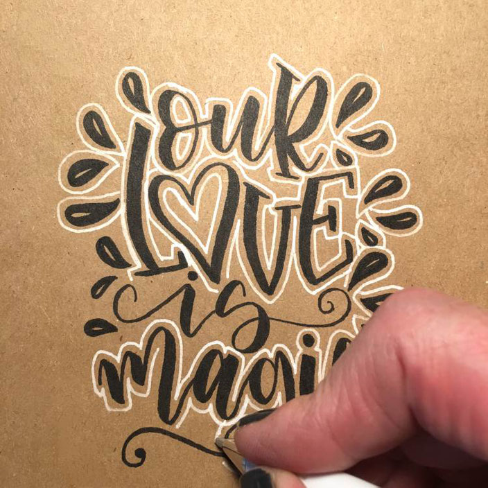 Lettering Anleitung für ein effektvolles schwarz-weiss Lettering: Schritt 2: mit weiss umranden