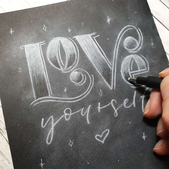 Anleitung: So gestaltest du dein eigenes Kreidelettering auf einem Papier! Dank einem Radiergummi erhälst du mehr Kontrast