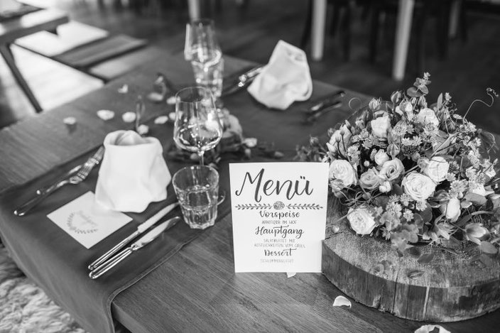 Hochzeits Tischdekoration mit einem Menu im Handlettering Stil (Foto von TW-Fotoart)
