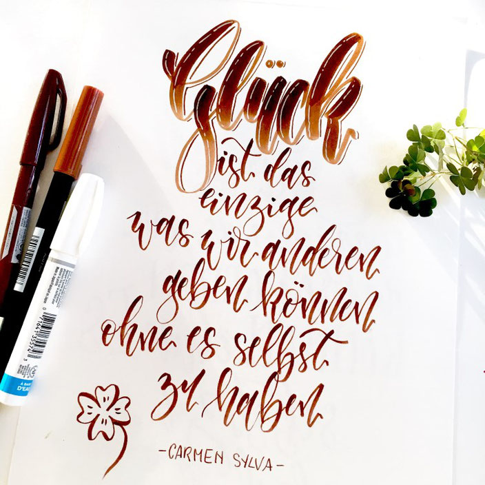 Handlettering Zitat von Carmen Sylva: Glück ist das einzige was wir anderen geben können ohne es selbst zu haben. (Lettering von sonja.theresia für die Letter Lovers)